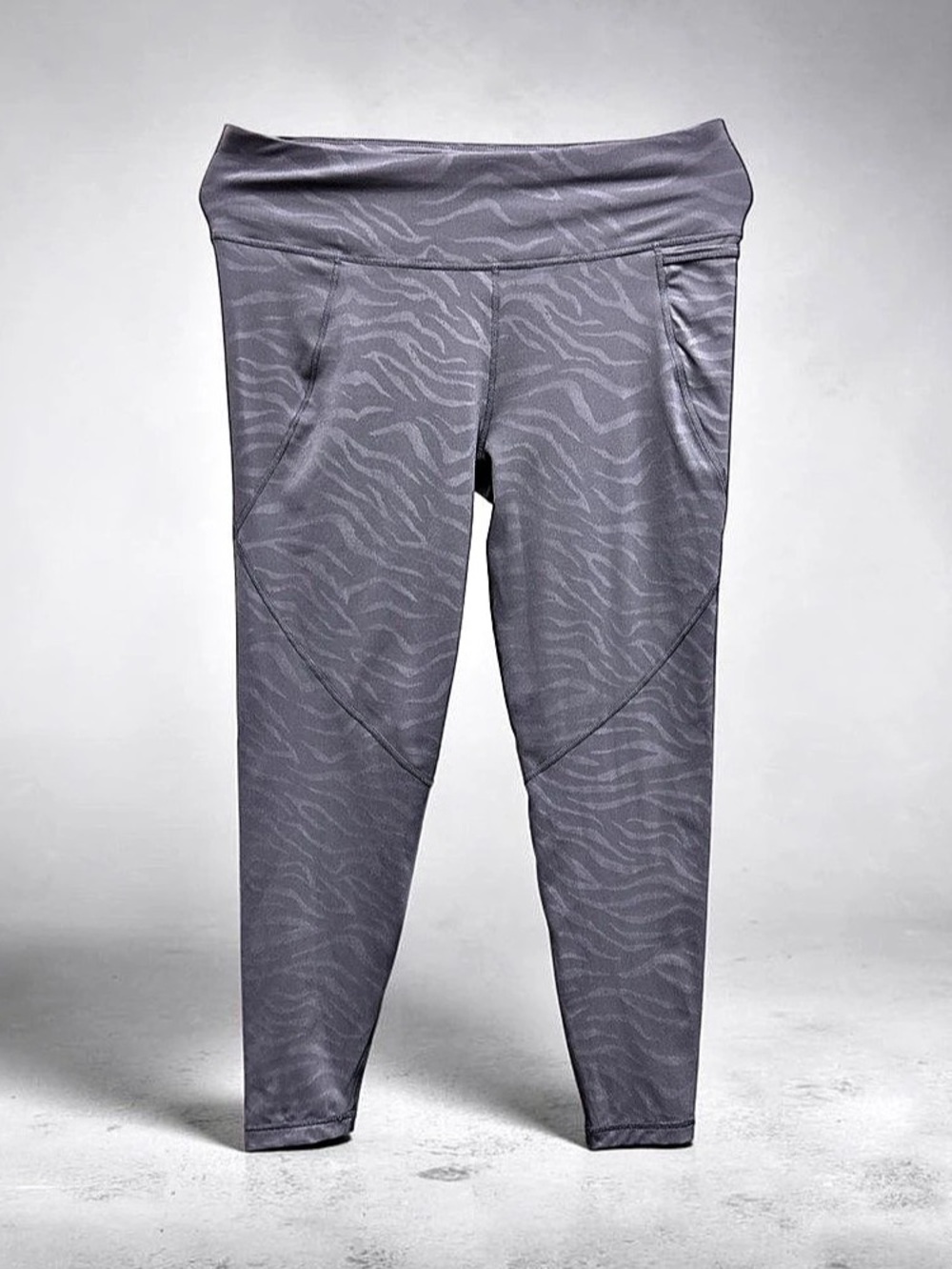 *like new* Sweaty Betty Power 7/8 Workout Leggings Animal Print Gray Medium